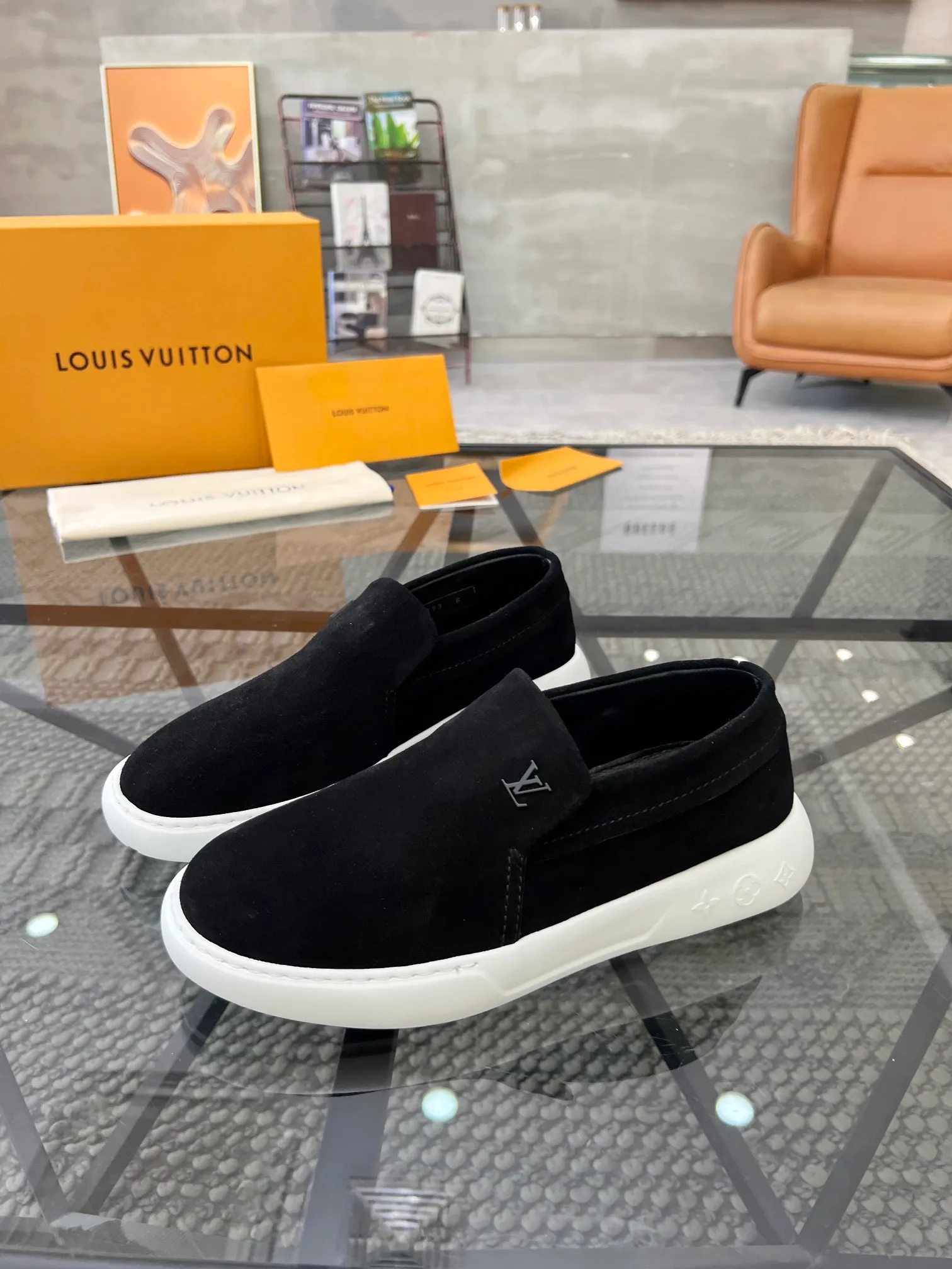 Factory price: 520💰 LV🔍Top purchasing agent🇮🇹 Road The most popular sneakers are available at the same time in the super popular sports shoe counters. The uppers are made of Italian original imported cowhide fabric. The classic and generous layout is a must-have for fashionistas. The complex craftsmanship is perfectly reproduced. The imported soft water-dyed cowhide lining is padded. The soles are: original soles specially provided by the factory. The exclusive foamed molded soles are super comfortable. The original factory follows the order. 🔍🔍High quality. You can go in and out of the counter at will. Welcome to compare. Size 39-45 (38 can be ordered)